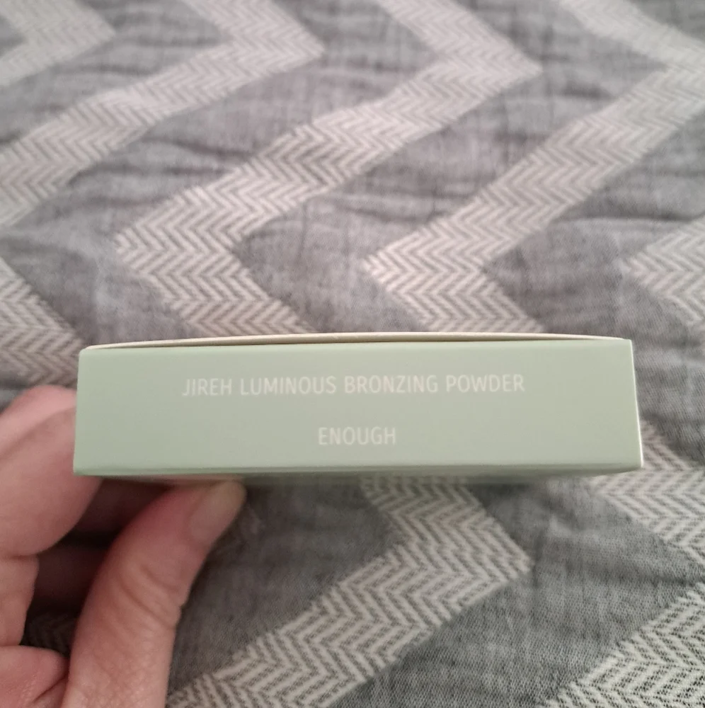 YC Collection Jireh Luminous Bronzing Face Powder in shade Enough